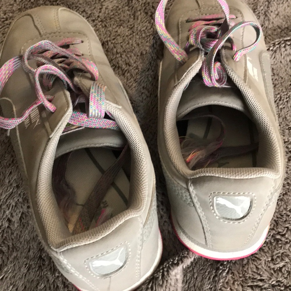 Girls size 1 puma Roma - Picture 3 of 3